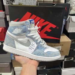 Jordan 1 Hyper Royal 