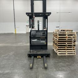 Crown Electric Forklift Reach Lift