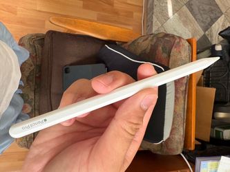 Apple pencil pro and keyboard