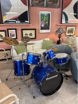 Ludwig 5 piece drum set with 4 thimbles and 2 foot pedals