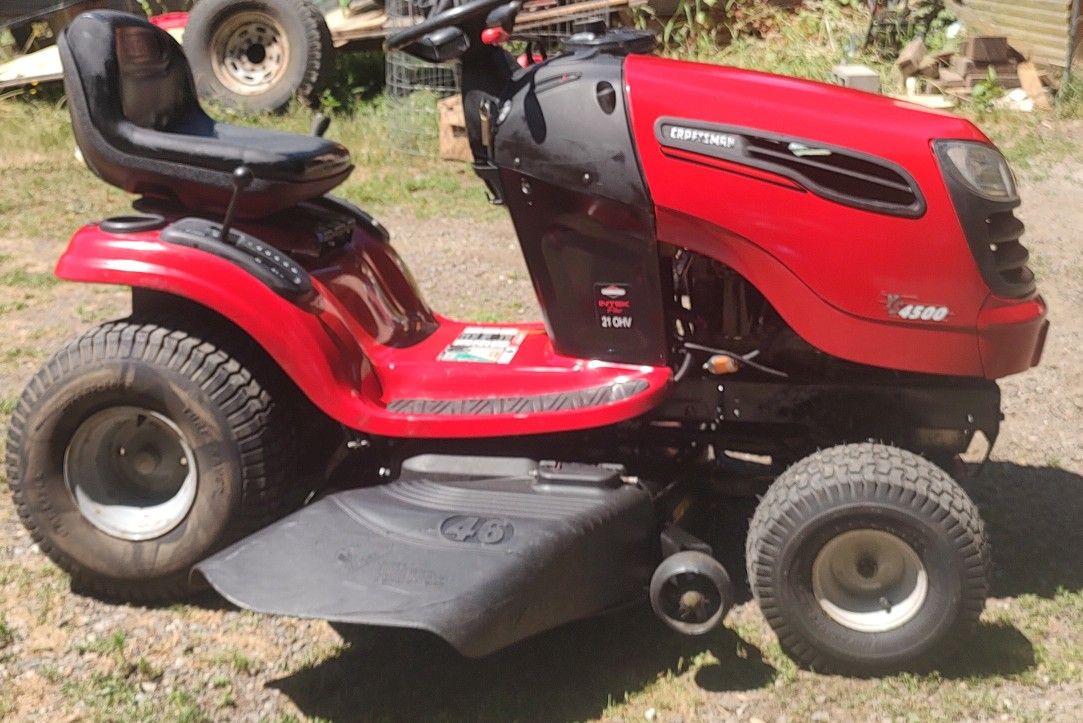 CRAFTSMAN RIDING LAWNMOWER W/46" DECK