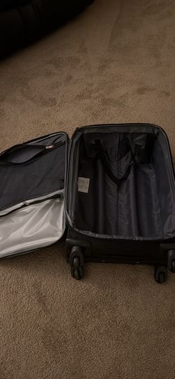 Samsonite 4 wheel spinner luggage