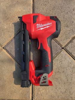 Milwaukee M12 Cordless Cable Stapler 2448-20 – Tool Only