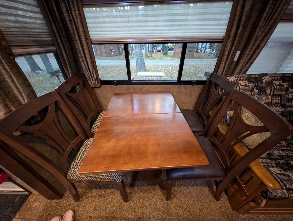 Kitchen Table W 4 Chairs