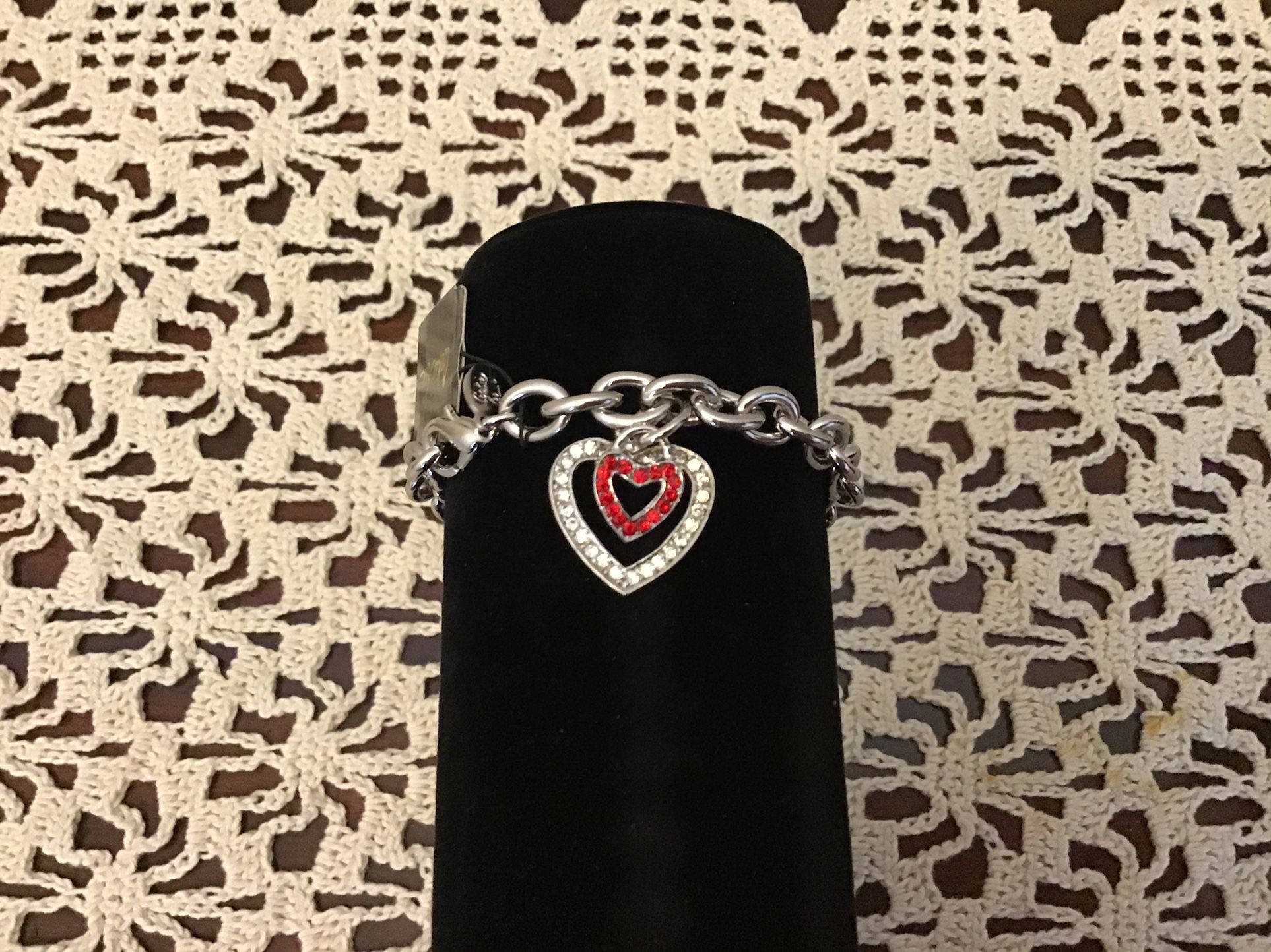 Cookie Lee Silver Tone Bracelet with Double Heart Red and Clear Rhinestones / Cookie Lee Pulsera con dos Corazones con Cristales Rojos y Blancos