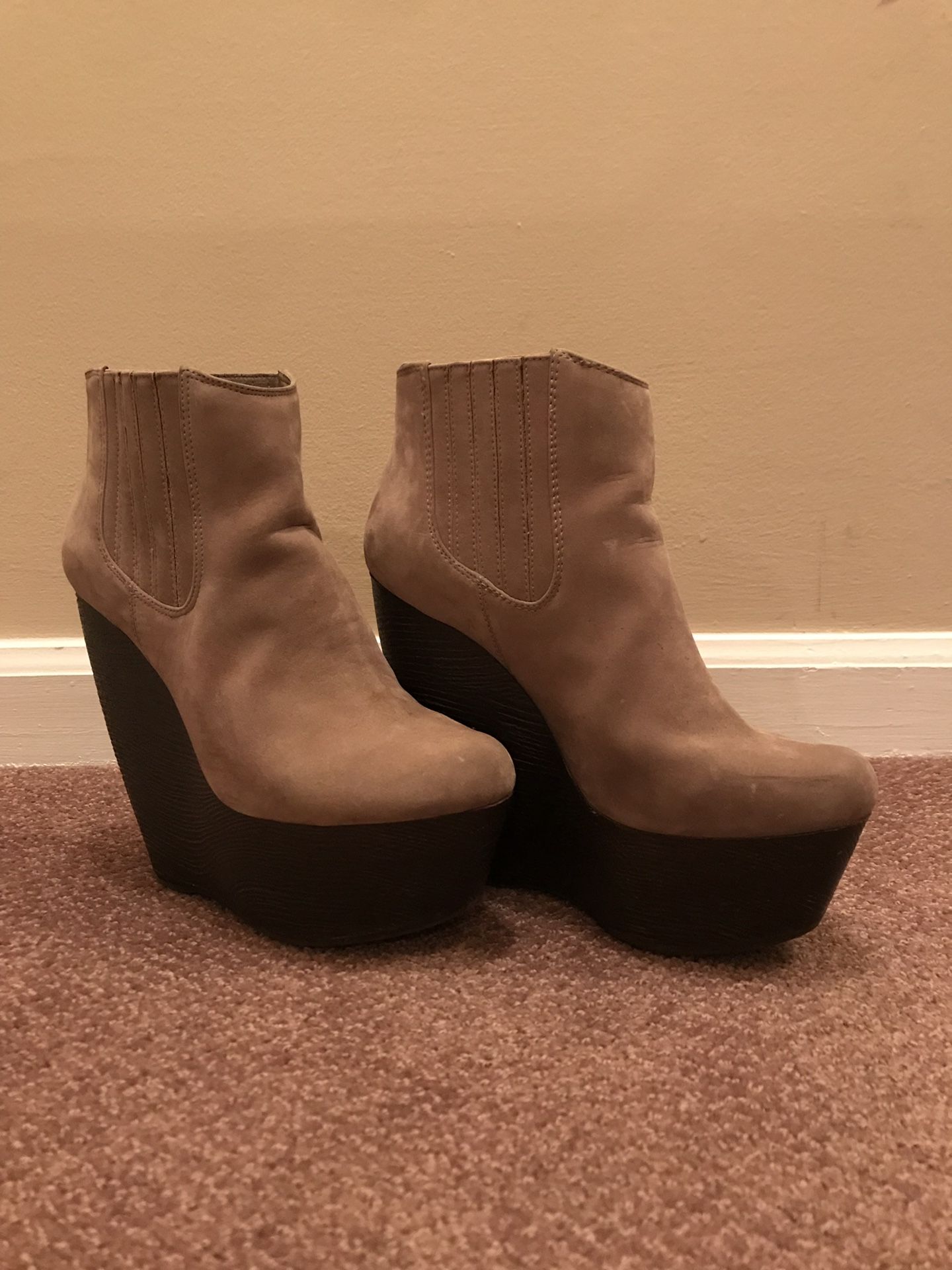 Steve Madden wedge bootie (Size 7)