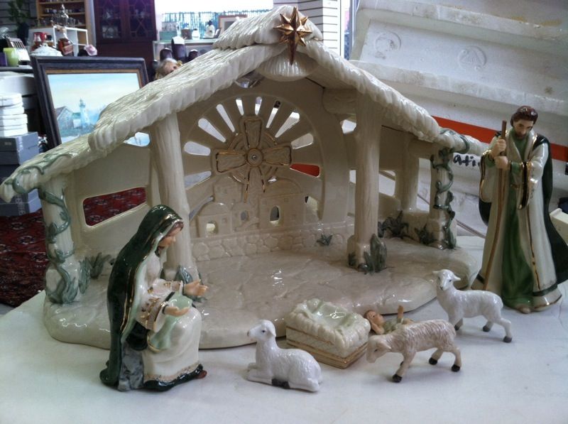 Hawthorne Village 8 Piece Irish Nativity Complete with Figures in Styrofoam Boxes