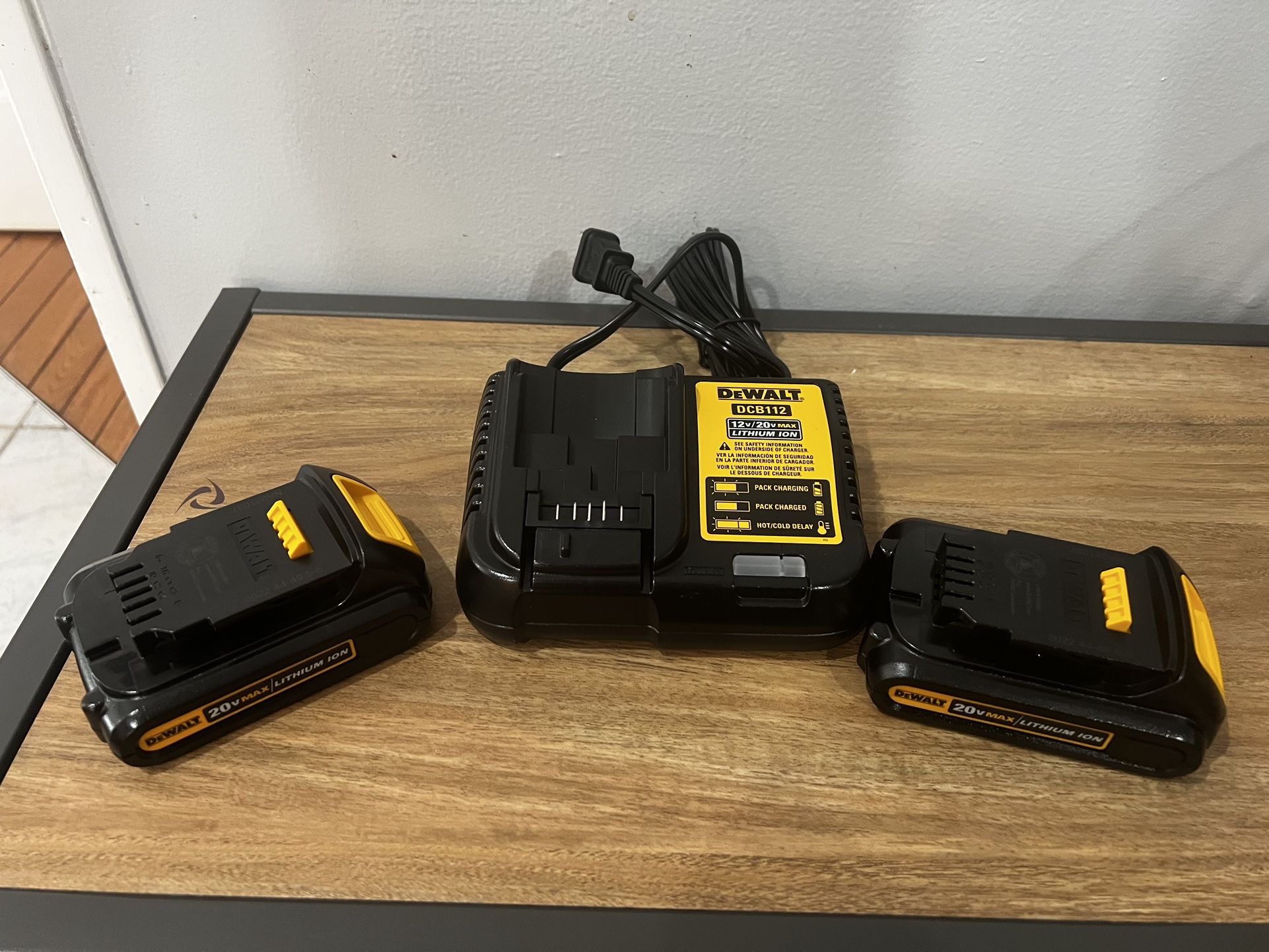 New DEWALT 20V Lithium-Ion (2X) 1.5Ah Batteries & Charger