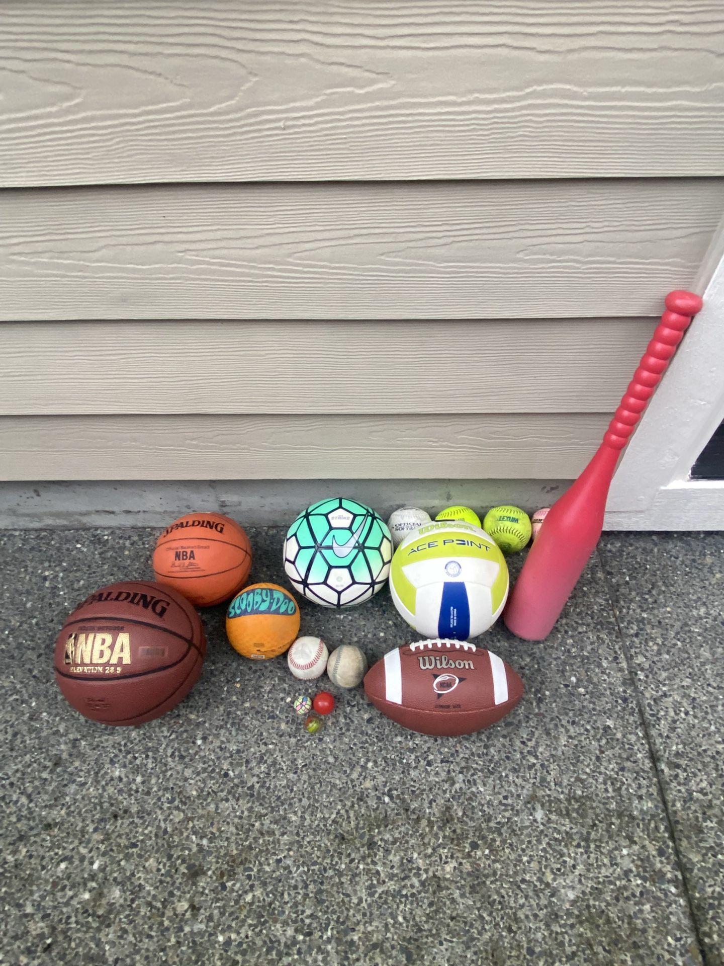 Sporting goods (balls) – 16 items