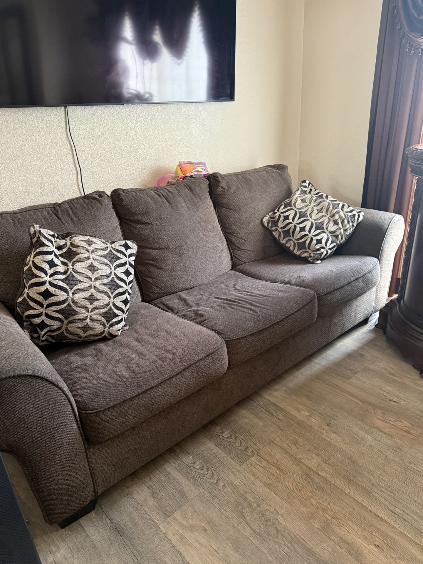 3 Sofás For Sale In Good Conditions