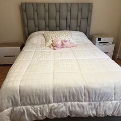 Set of king bed with nightstands - Mattress Included! - Perfect Condition