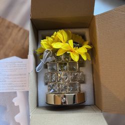 NEW- In Box- Sunflower Rechargeable Dimmable Lamp