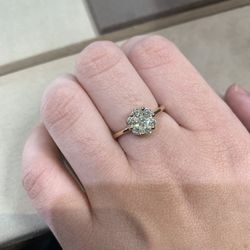 10K Yellow Gold Beautiful Ladies Diamond Ring size 6.5