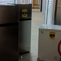 7.5 Refrigerators $200 The 3.5 Chest Freezers Are $140  Pick Up Or $25 Deliver Milwaukee 