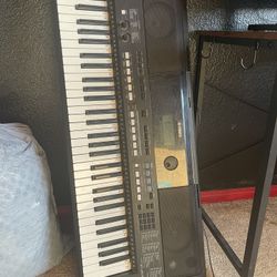 Yamaha PSR E433 Keyboard. 