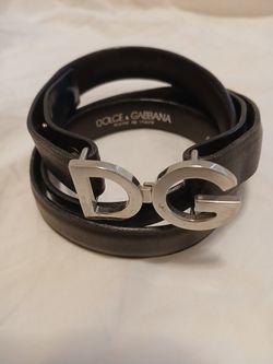 Dolce & Gabbana Black Leather Slim Belt With Silver Hook And Eye Closure. 