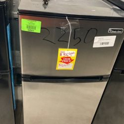 Magic Chef mini refrigerator hvdr430st O  7 