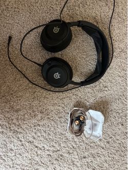 Gaming headphones & earbuds