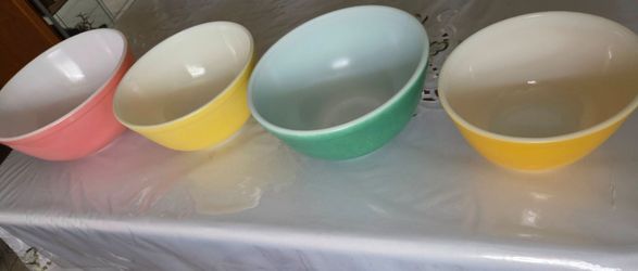 Pyrex Vintage Mixing Bowl Set of 4