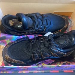 Size 8/8.5 Men lV Sneakers 