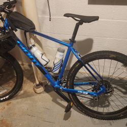 Giant Talon 3 (Large) With Helmet 
