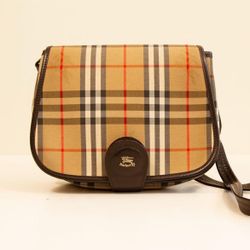 Authentic Burberry Vintage Crossbody – Worth More Than Listed! 🧥 priced at $299 – Priced to move, but this piece holds higher value.