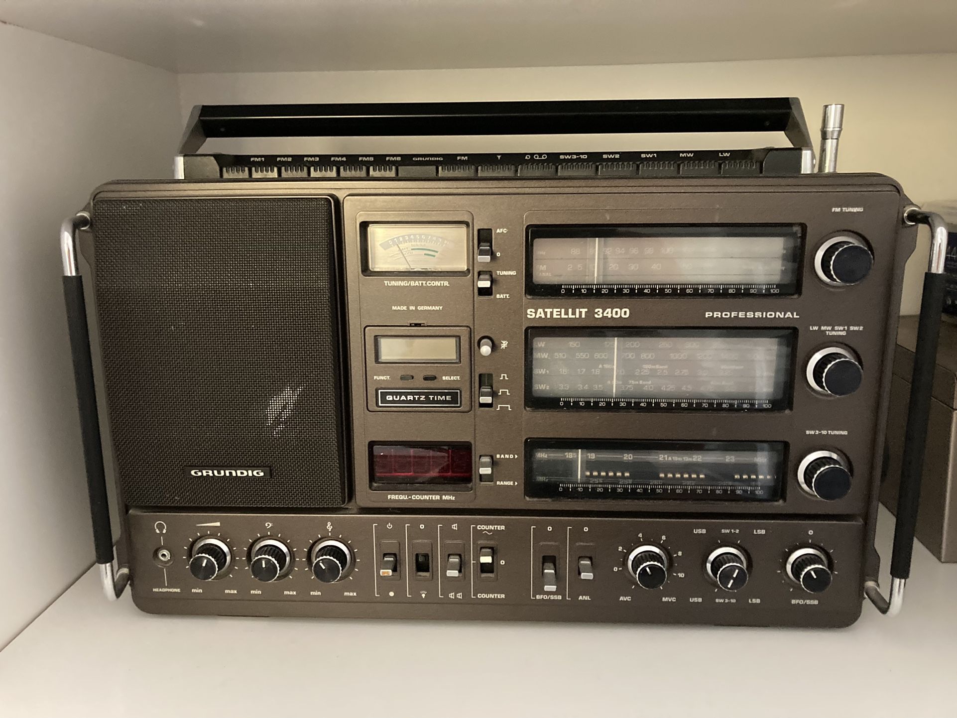 Grundig Satellite Professional Radio 3400