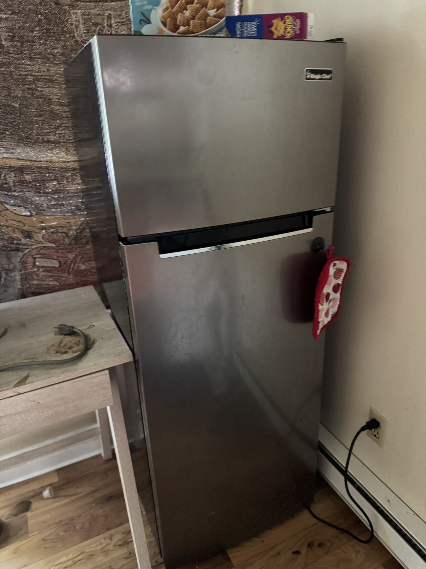 MAGIC CHEF7.3 cu. ft. 2-Door Fridge in Platinum Steel with Freezer