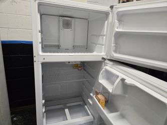 Refrigerator freezer
G e