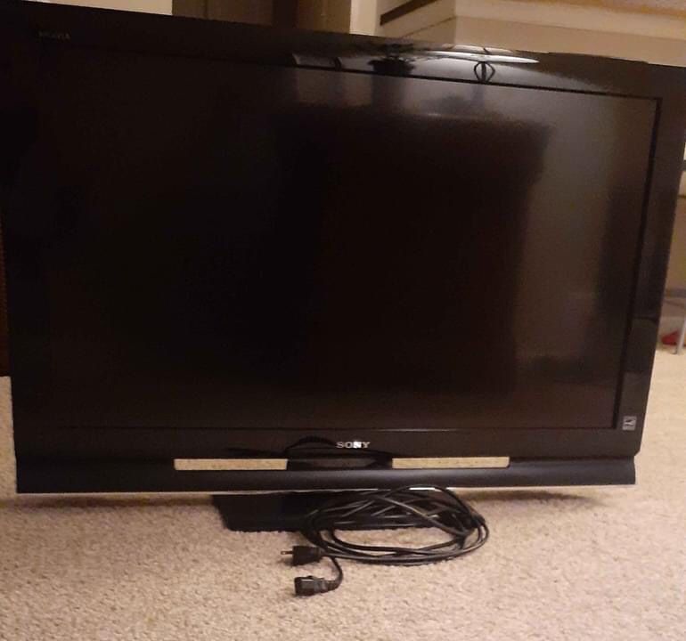 *40 inch Sony Bravia HD LCD TV (Cable's Included)*