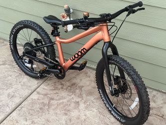 Woom off 4  9 speed hydraulic disc brakes, bike is like brand new comes with woom lock, still has the little nipples on the tires