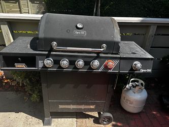 Dyna-Glo Gas Grill 5-Burner with full tank of propane.