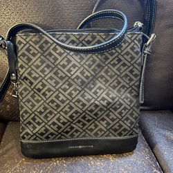 ⭐️ Tommy Hilfiger Crossbody Bag – Great Condition! ⭐️