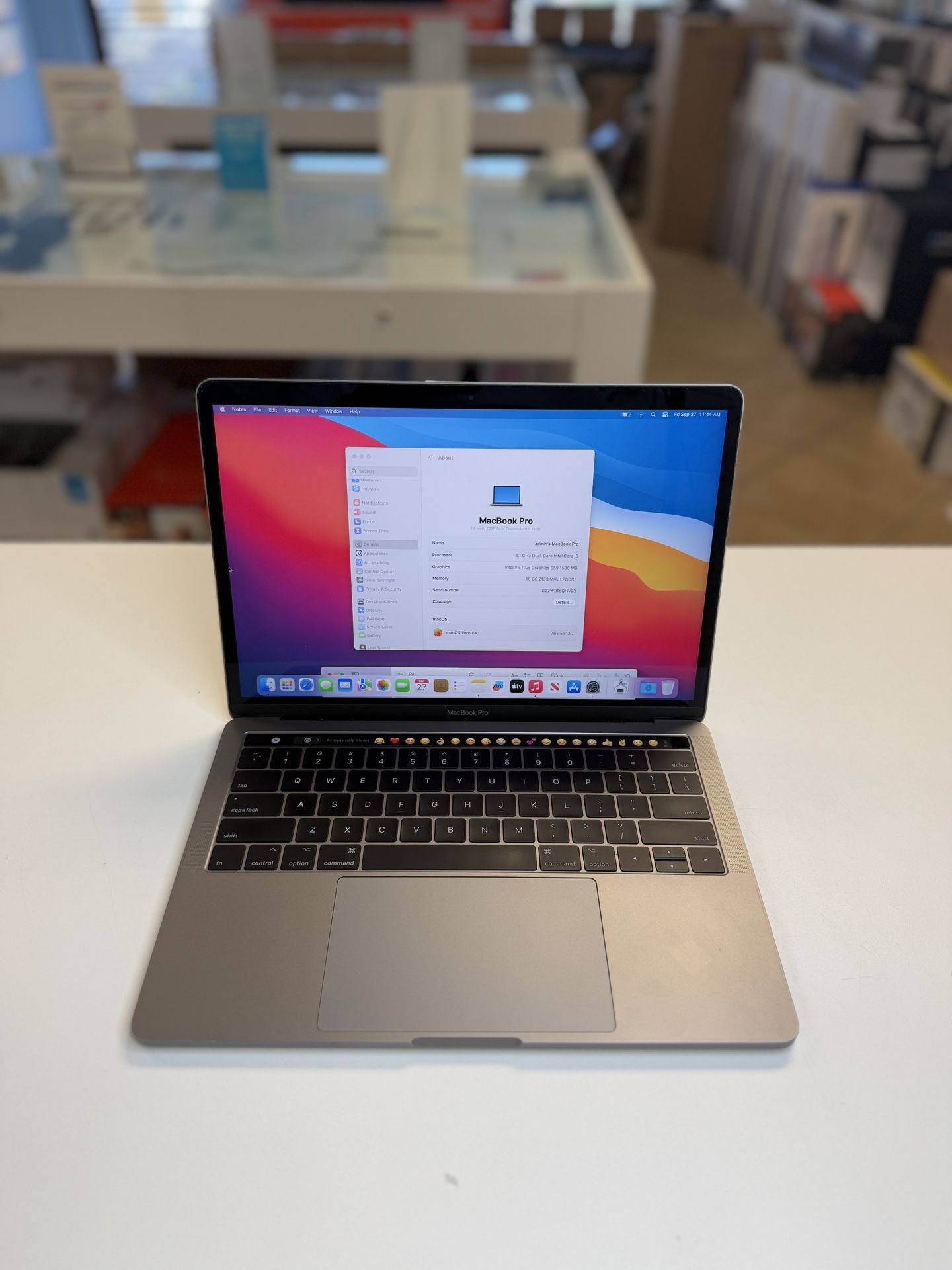 Macbook Pro 13inch Touchbar 16Gb Ram/512 ssd with Final Cut Pro & Logic Pro X