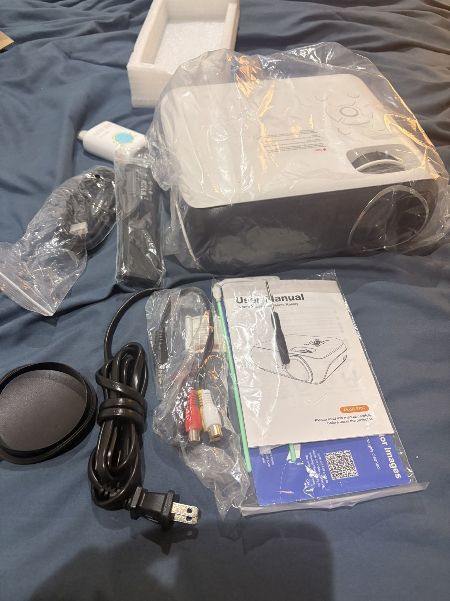 HAPPRUN Google TV Projector – Like New, Complete Set