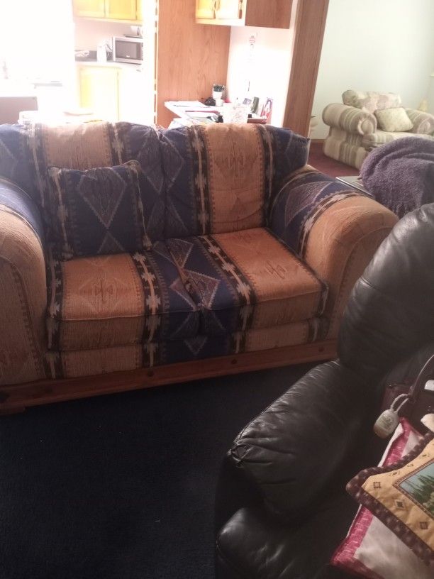 Love Seat With 4 Pillows