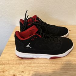 Jordan Max Aura 2 Boys Size 5.5 Y