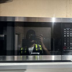 Samsung Microwave 2019 – Powerful – Clean – Like New 