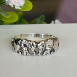 925 Sterling Silver elephants ring size 7 3/4 - 8