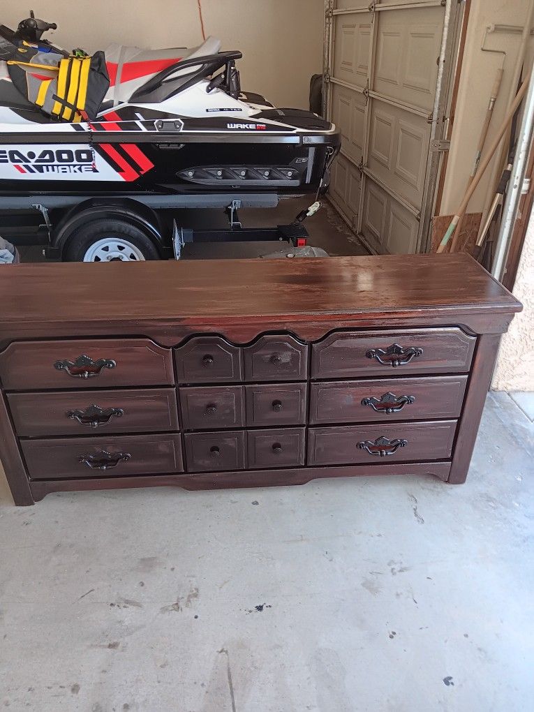 Dresser 9 Drawes.