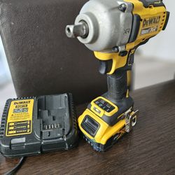 Llave De Impacto Inalambríca max XR, DCF892,  Combo Batería 4H Y Cargador