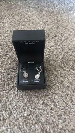 Beautiful sterling silver 1/4 CT diamond pear drop earrings!