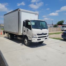 2019 HINO 195. BOX TRUCK DIESEL AUTOMATIC, COLD AC 16 FEET BOX WITH HYDRAULIC LIFTGATE,AND ROLL UP DOOR.POWER WINDOWS,LOCKS,MIRRORS.86
