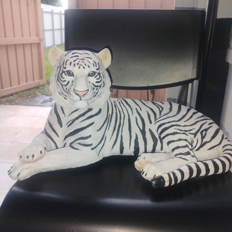 Tigre Blanco Reposando Escultura