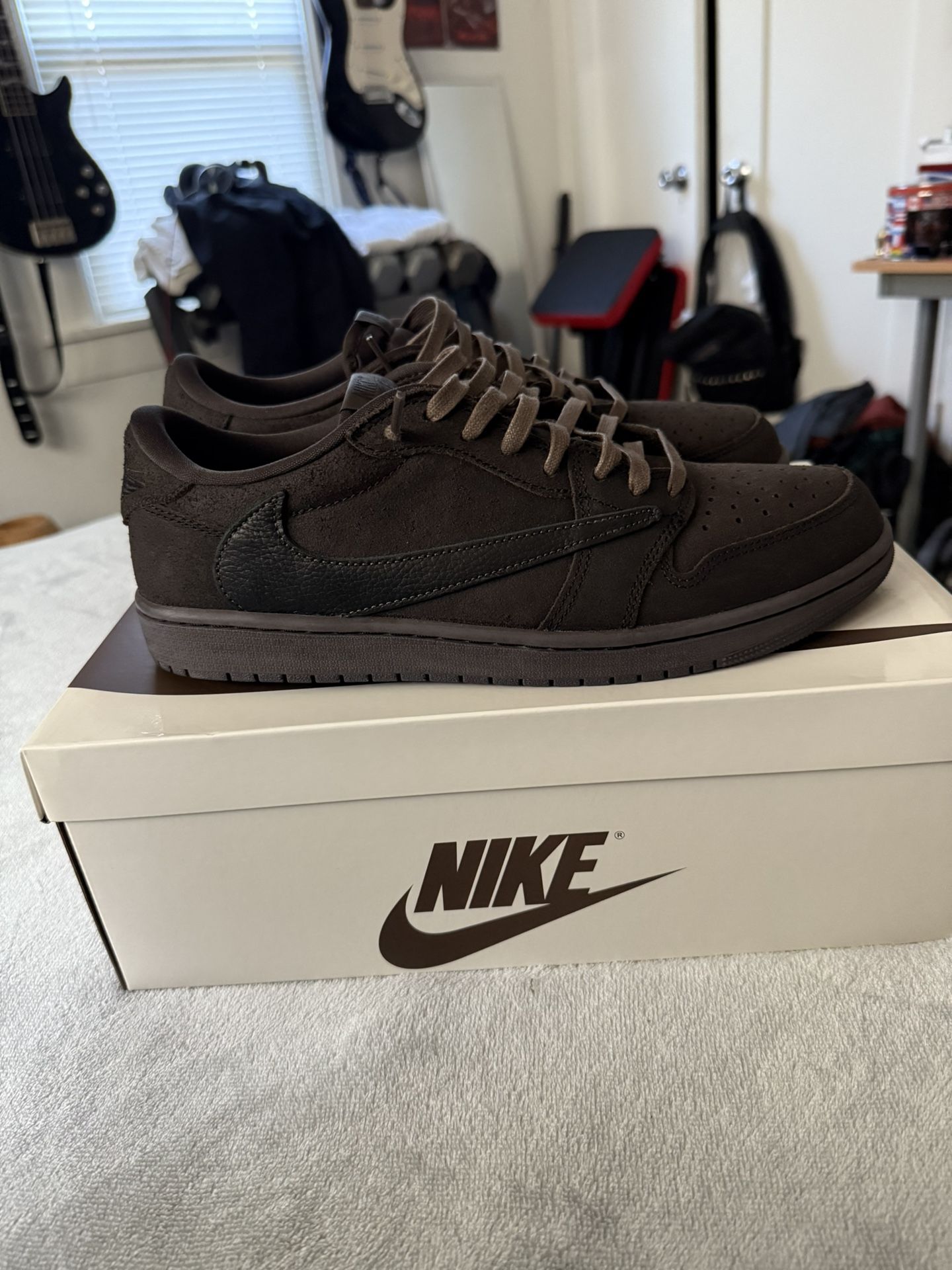 Jordan 1 Travis Scott Velvet Brown