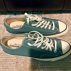 Calzado de mujer y de hombre talla 10.5 de mujer y 8.5 de hombre