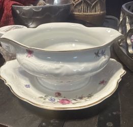 Walbrzych Sheraton Rose gravy boat with attached underplate and gold rim (great condition)