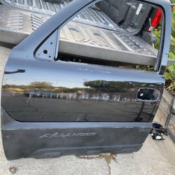 2004 Chevy Avalanche Driver Side Door