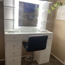 Vanity w/Lights and Drawers and 2 Towers (Included a Free Stool White or Black)