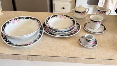 Beautiful 8-Person Gibson China Dinnerware Set